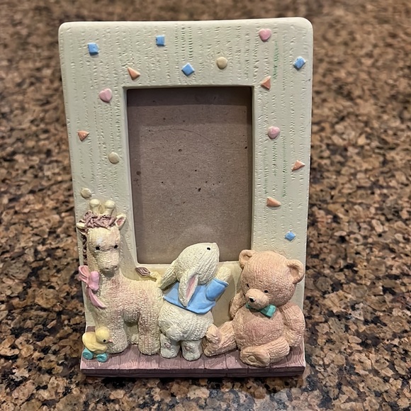 An array of children’s frames for pictures. 2x3, 3x5, 3.5x5.5. Good condition. - Picture 4 of 8